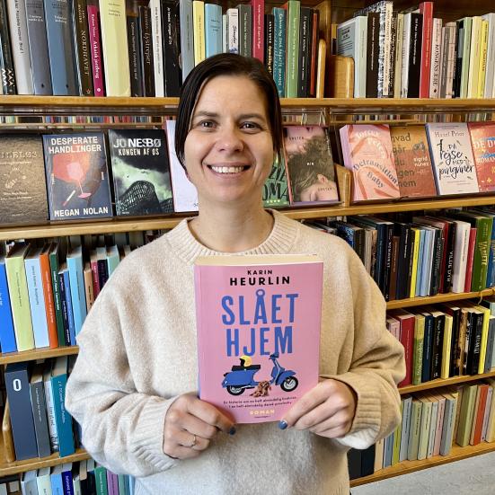 Bibliotekar Marianne Wismar Mühring med bogen "Slået hjem"