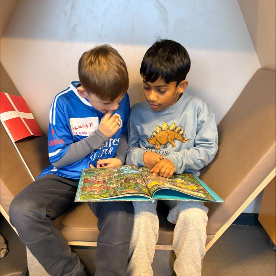 Der er gang i læsningen på Danehofskolens SFO-bibliotek.