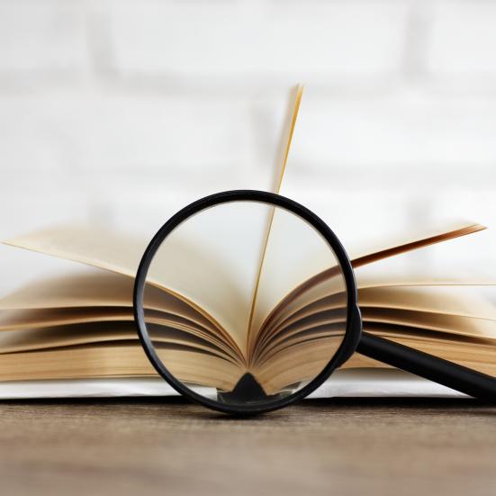 Forstørrelsesglas foran bog