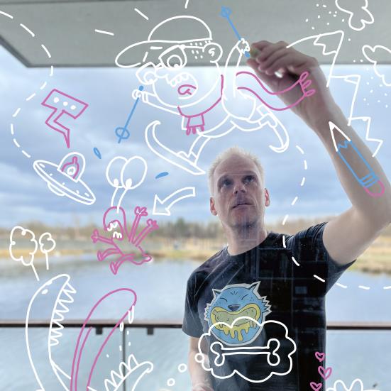 Peter Hermann står og tegner sjove illustrationer.