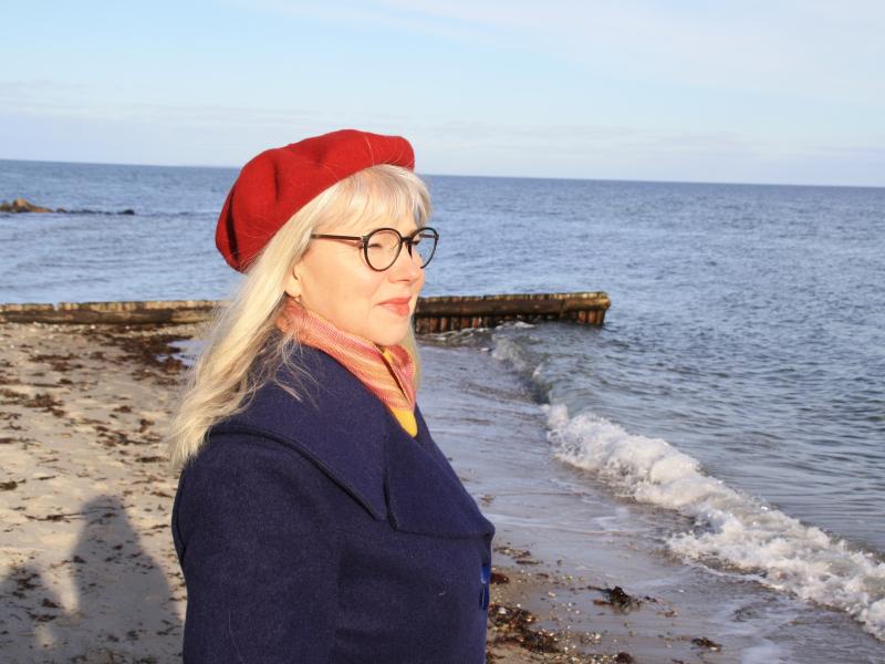 Billede af Berit Alberg, der spejder ud over havet.