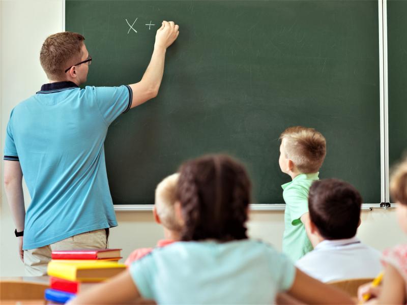 Skoleklasse modtager undervisning.