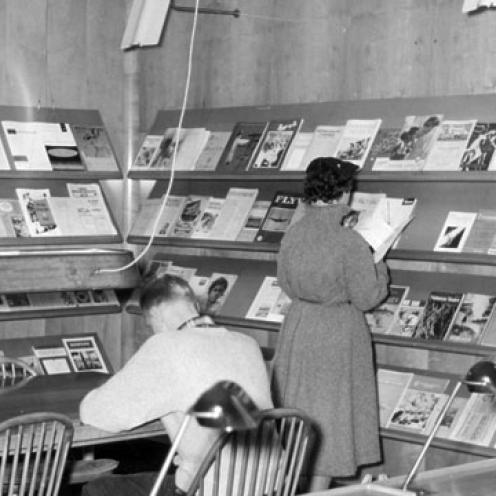 Derefter orienterer hun sig i bibliotekets righoldige udvalg af tidsskrifter …