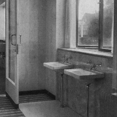 Når børnene ankom til biblioteket skulle de igennem et særligt rum med håndvaske, inden de kom ind på børnelæsesalen – så de ikke grisede bøgerne.