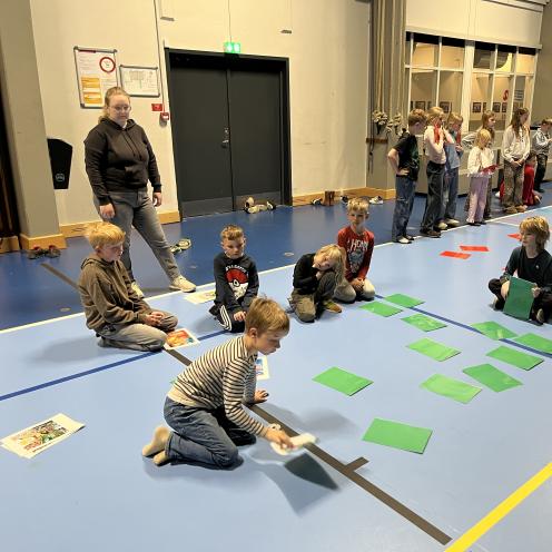 Læseambassadørerne spiller venderspil med bogforsider.