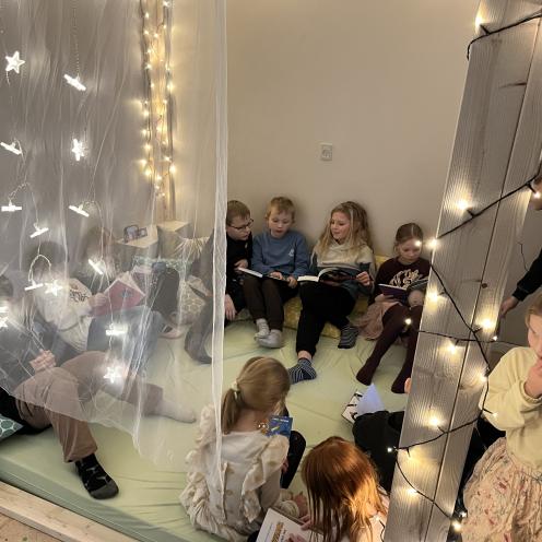 Der bliver læst i det nye læsehjørne på SFO-biblioteket på Vibeskolen i Ullerslev.