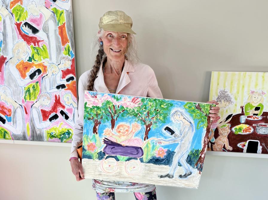 Kirsia Isabella Olufsen med sine malerier