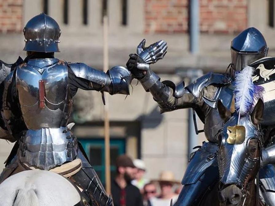 Riddere til hest kæmper.