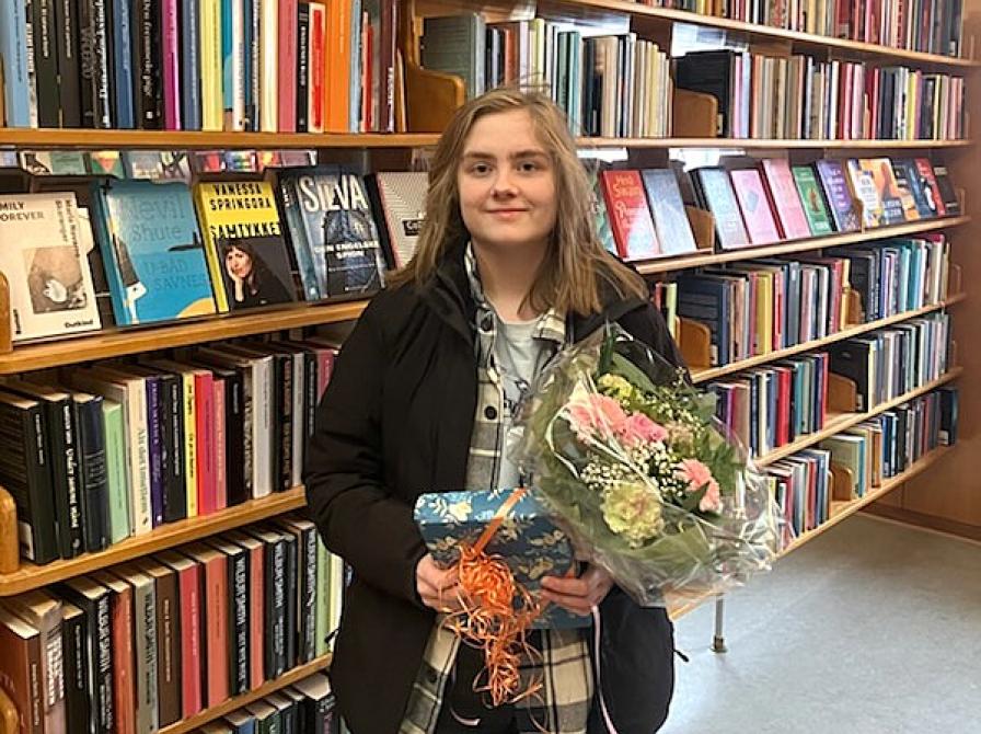 Vinder Elinor Maaløe med boggave og blomsterbukket.