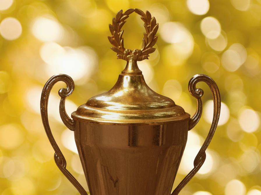 Gyldent trofæ mod gylden baggrund.