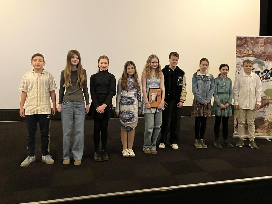 Her ses de tre præmierede hold fra 4.-5. klasse. Længst til venstre er det Alen, Anna og Lea, der fik 1. pladsen.