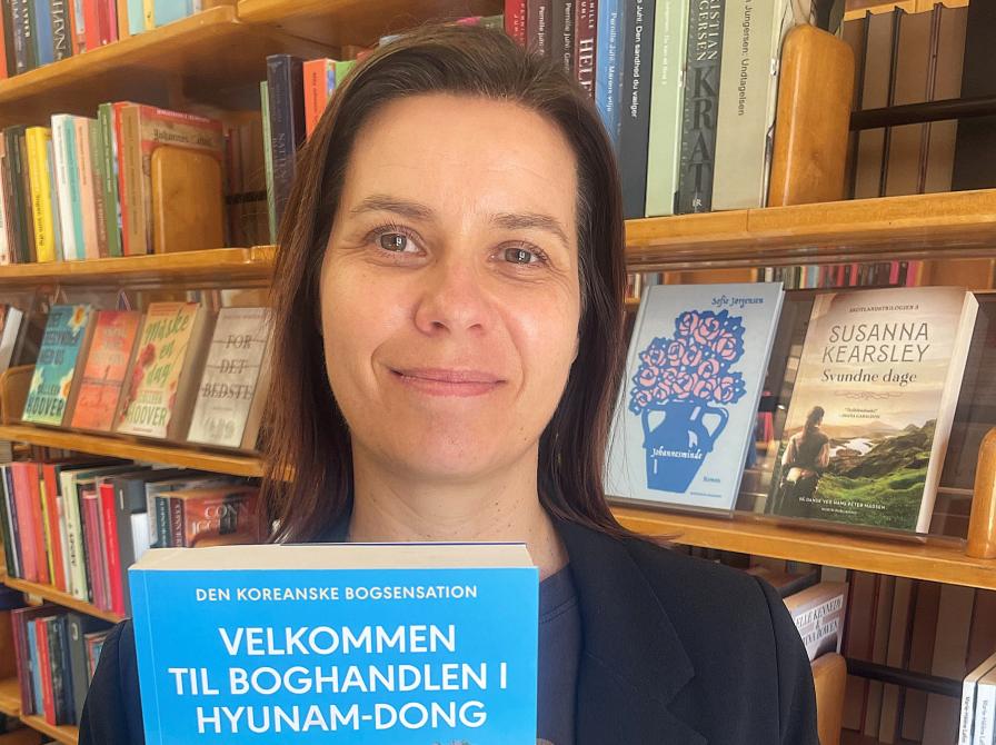 Bibliotekar Marianne Wismar Mühring med bogen ”Velkommen til boghandlen i Hyunam-Dong” 